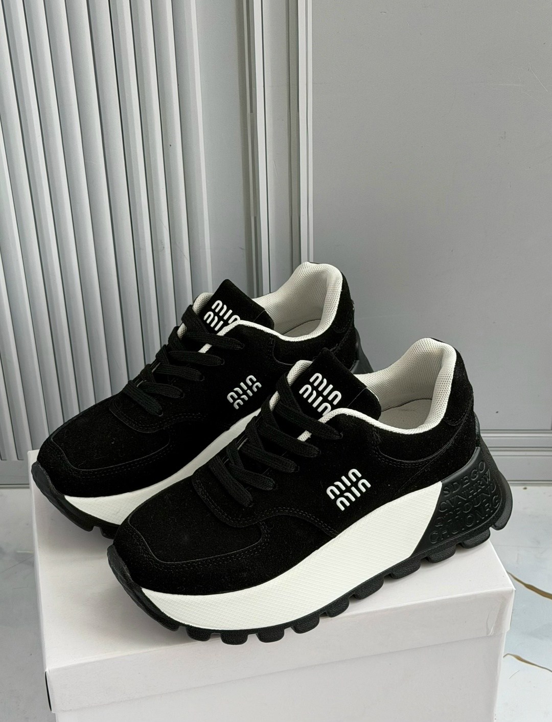 кроссовки женскиe,,кроссовки модные,кроссовки женские черные,кроссовки найк женские черные на белой подошве