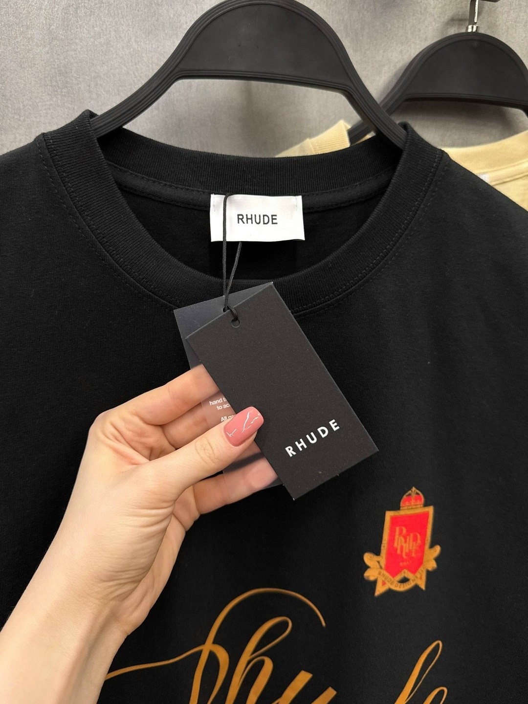 футболки с логотипами,футболка,чëрная футболка,футболка с надписями,мужская футболка