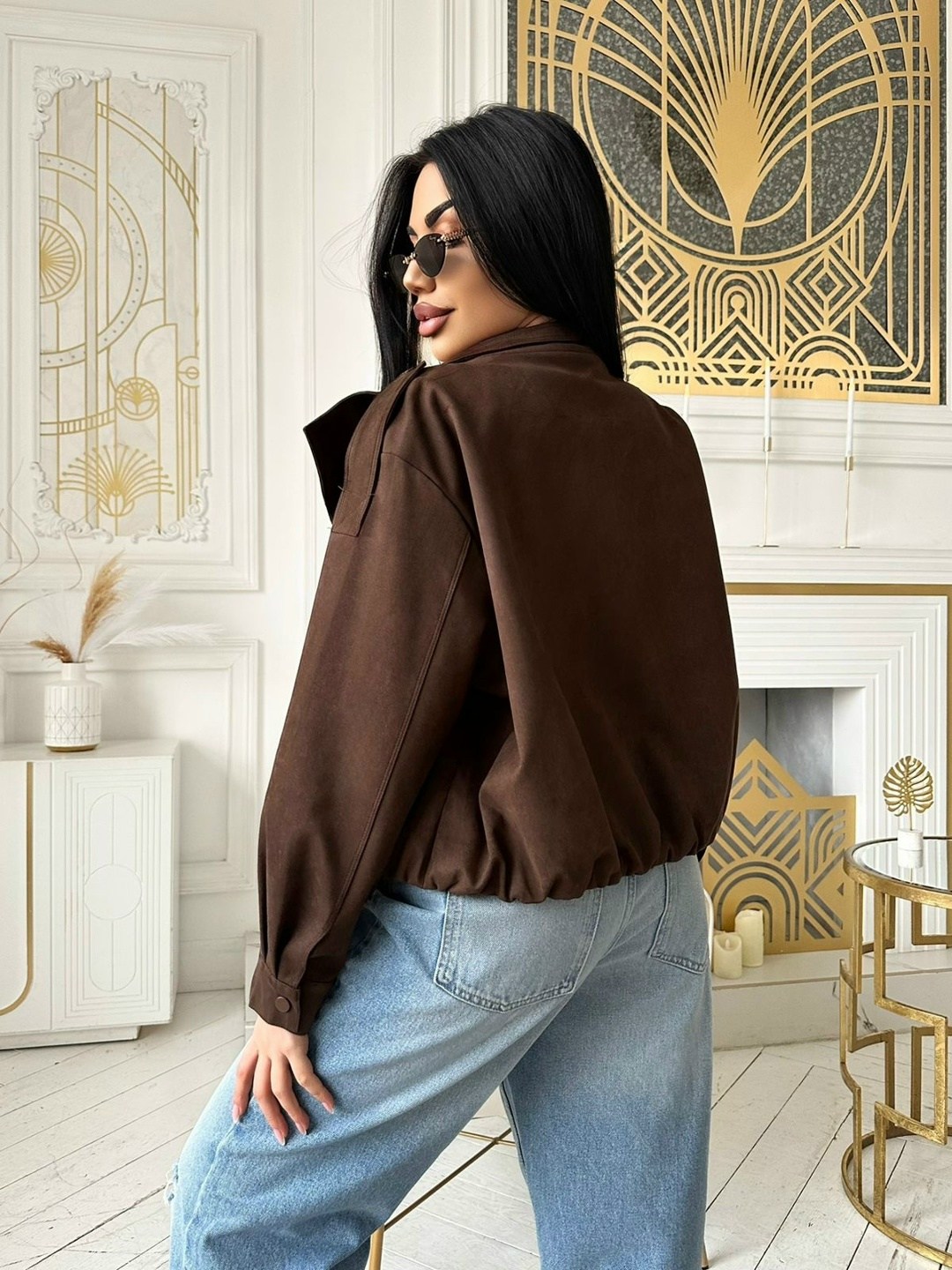 женская куртка бомбер из эко замши коричневого цвета,куртка бомбер,замшевый бомбер,замшевая куртка,рубашка вельветовая