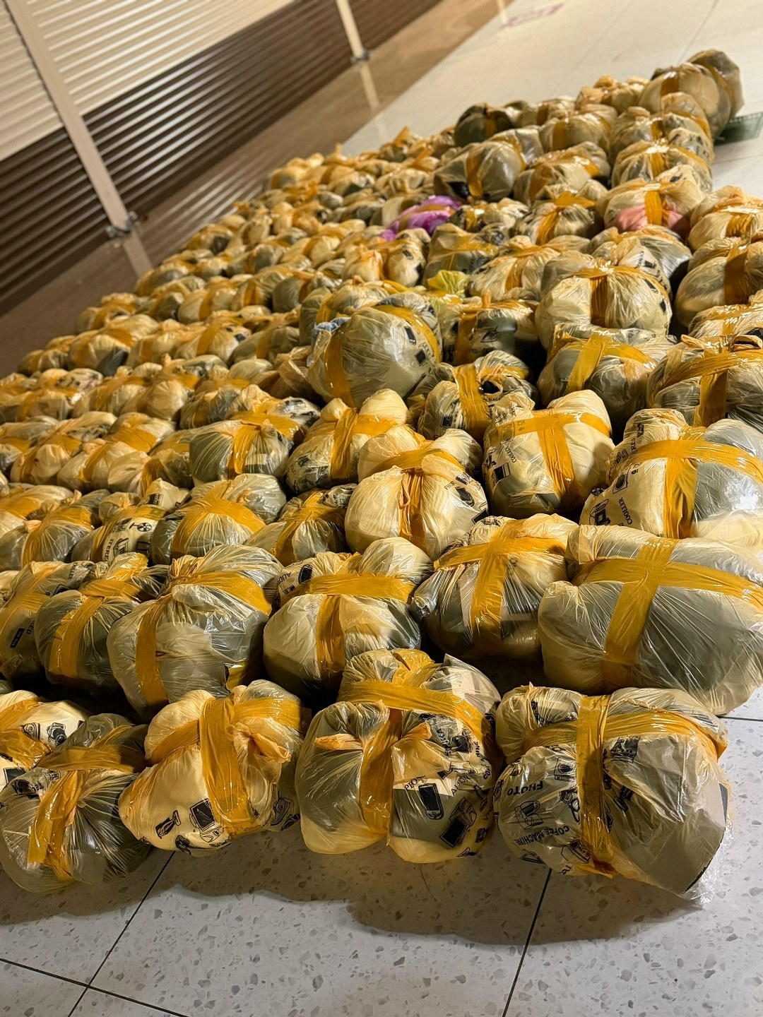 в пакете,контрабанда,рынок ,большие пакеты