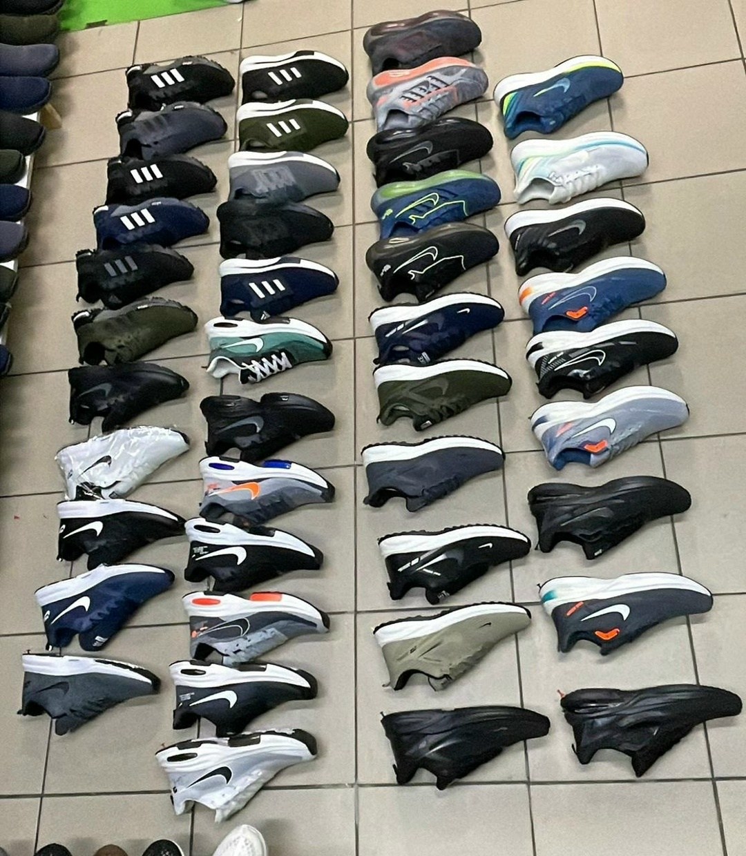 спортивная ,обуви,кроссовки на рынке,кроссовки,одежда и