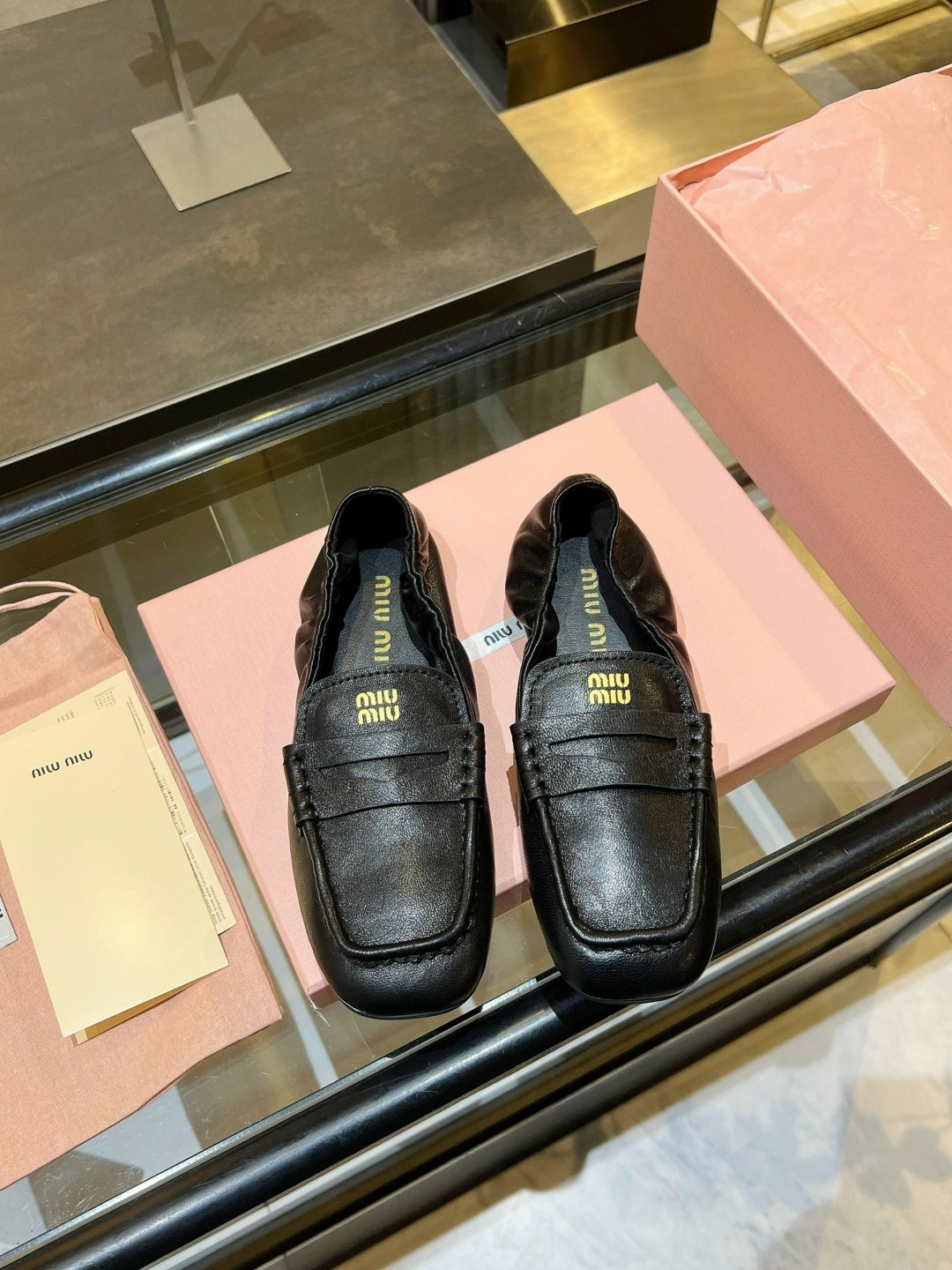 лоферы miu miu,женские кожаные лоферы miu miu коричневые,,лоферы женские,лоферы модные