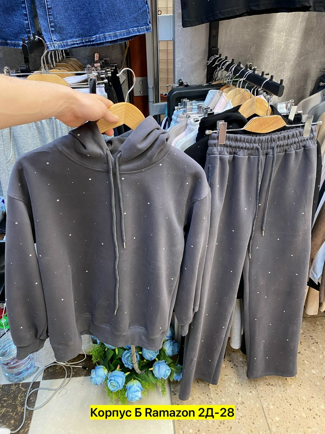 костюм со стразами,костюм спортивный в стразах,костюм женский со стразами,женский костюм,