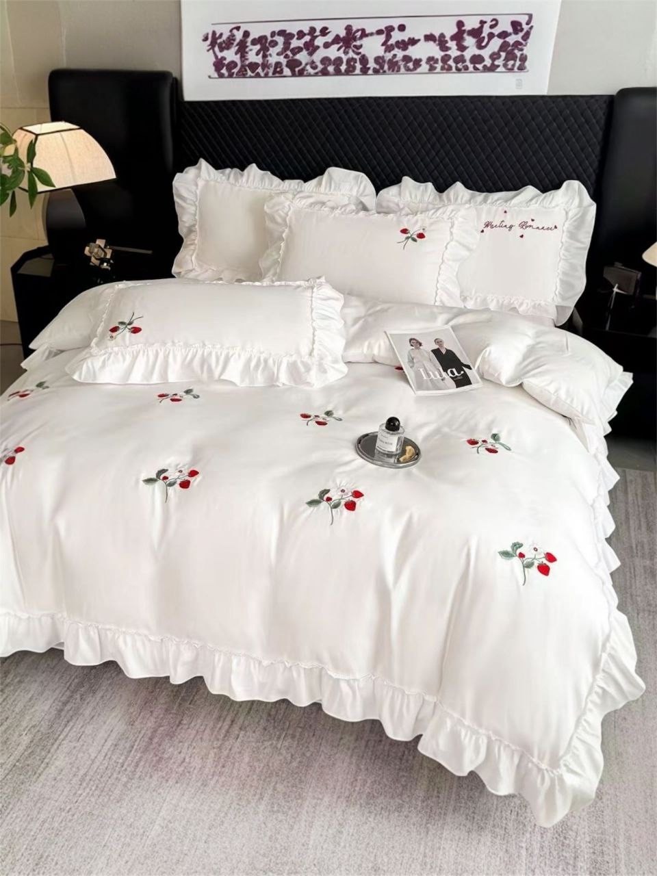 постельное белье с рюшами и вышивкой евро angelo custode,комплект постельного белья с вышивкой,комплект постельного белья с одеялом евро люкс сатин asabeua с клубничками и вышивкой,постельное белье 10