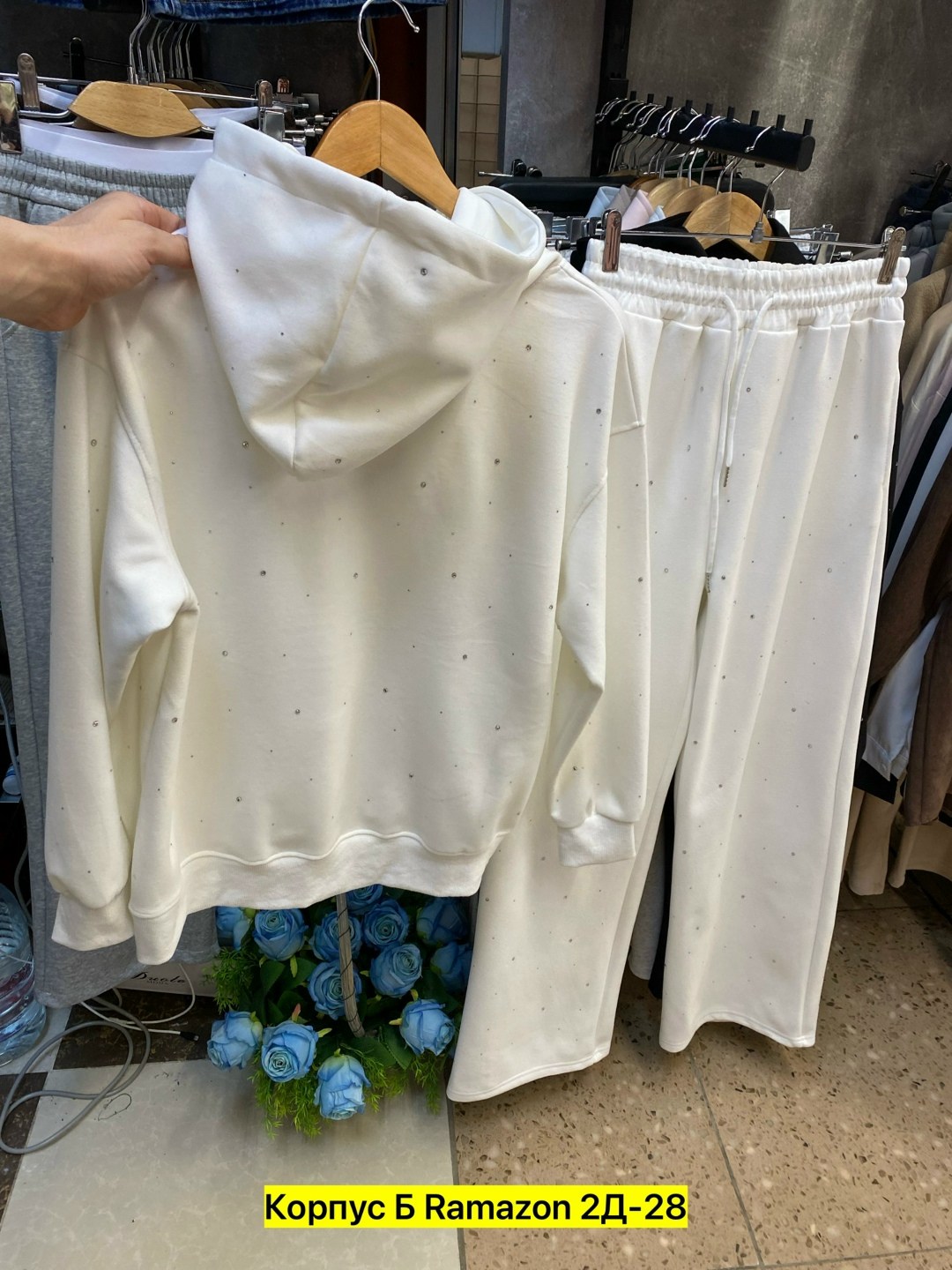 костюм со стразами,костюм спортивный в стразах,костюм женский со стразами,женский костюм,