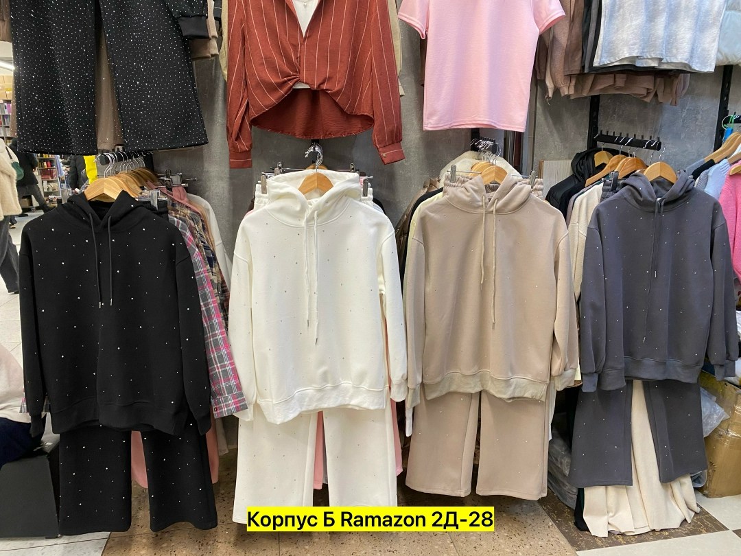 костюм со стразами,костюм спортивный в стразах,костюм женский со стразами,женский костюм,