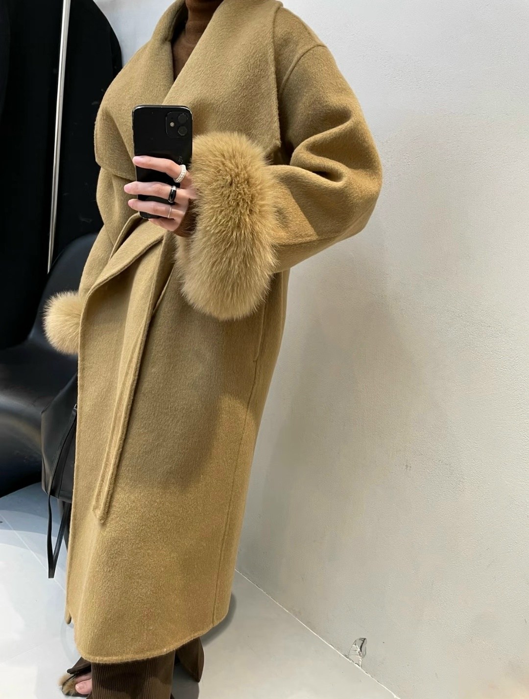 зимнее пальто с манжетами из натурального меха лисы,шерстяное пальто,кашемировое пальто женское,пальто с воротником,пальто с мехом