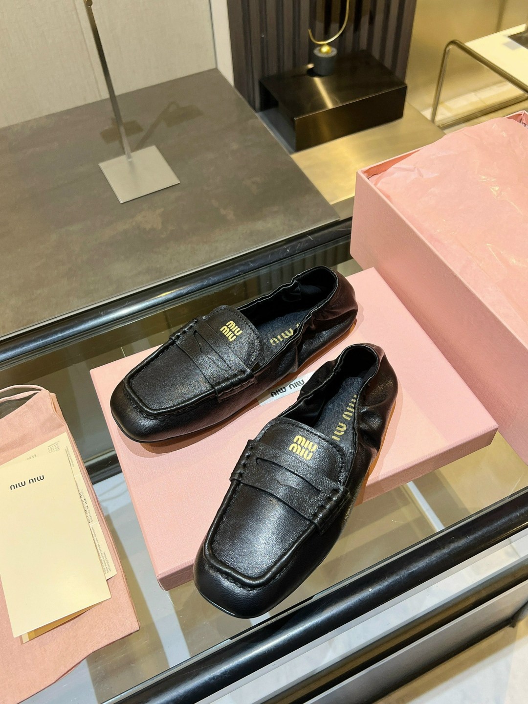 лоферы miu miu,женские кожаные лоферы miu miu коричневые,,лоферы женские,лоферы модные