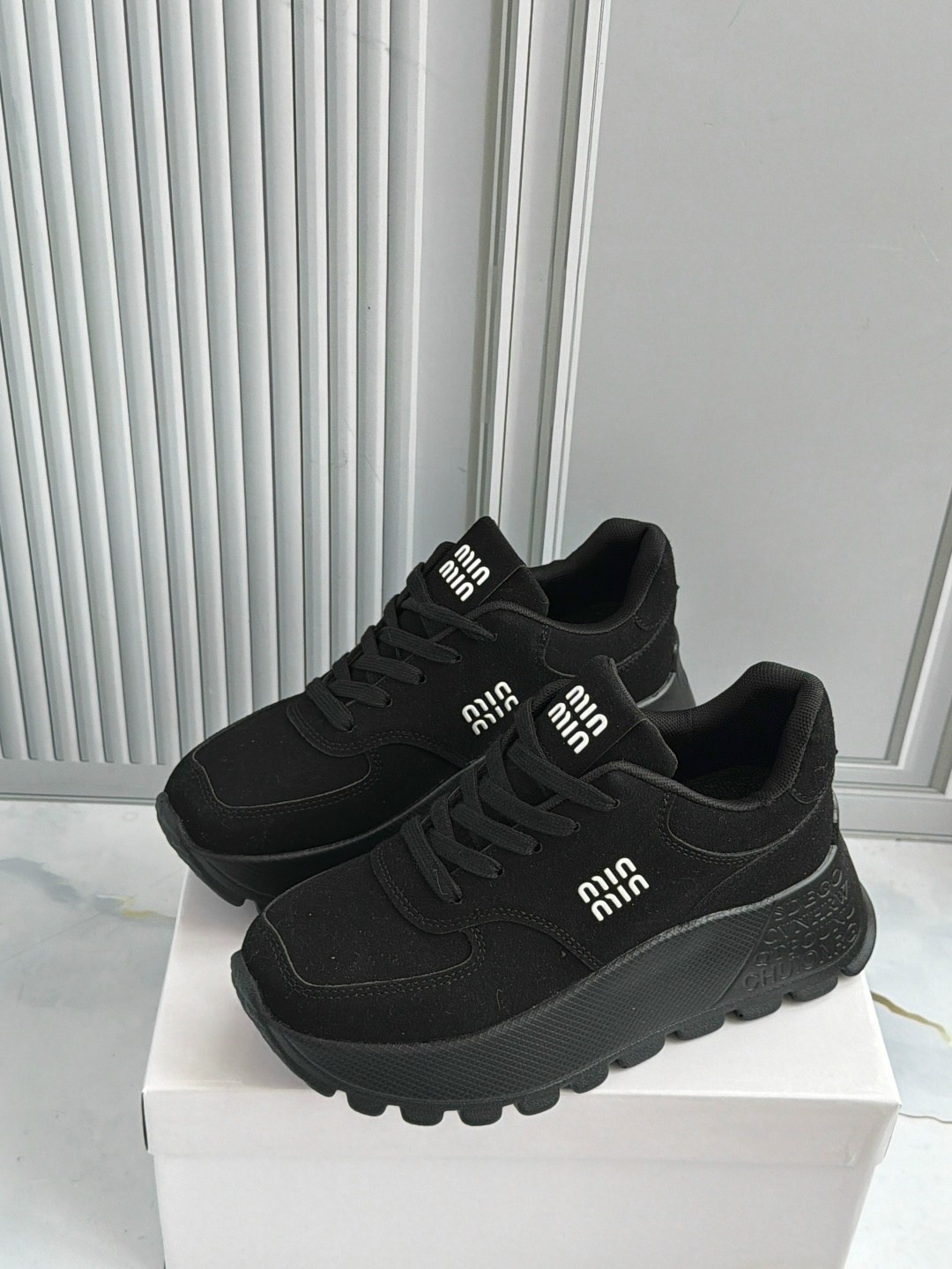 кроссовки женскиe,,кроссовки модные,кроссовки женские черные,кроссовки найк женские черные на белой подошве