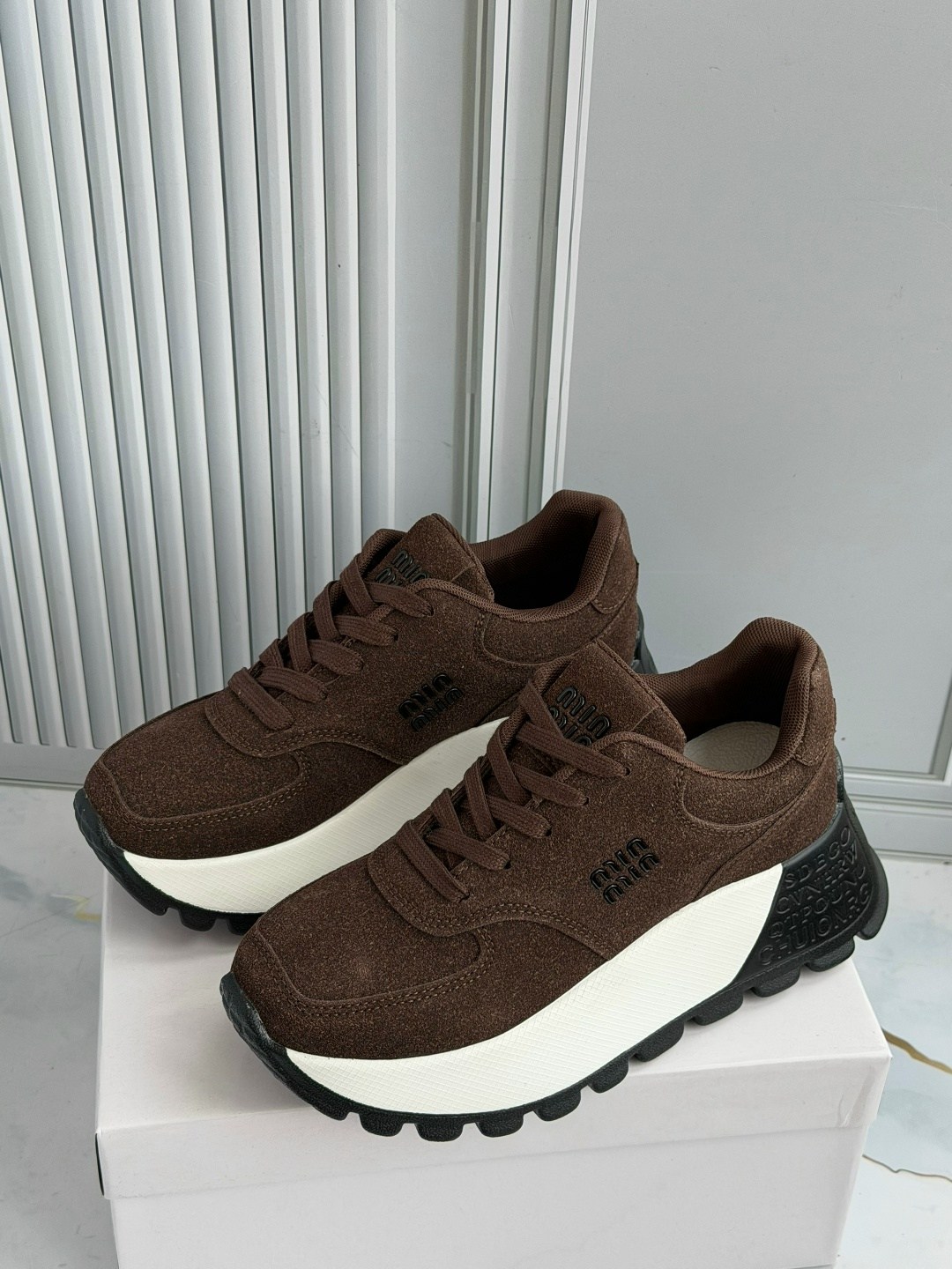 кроссовки женскиe,,кроссовки модные,кроссовки женские черные,кроссовки найк женские черные на белой подошве