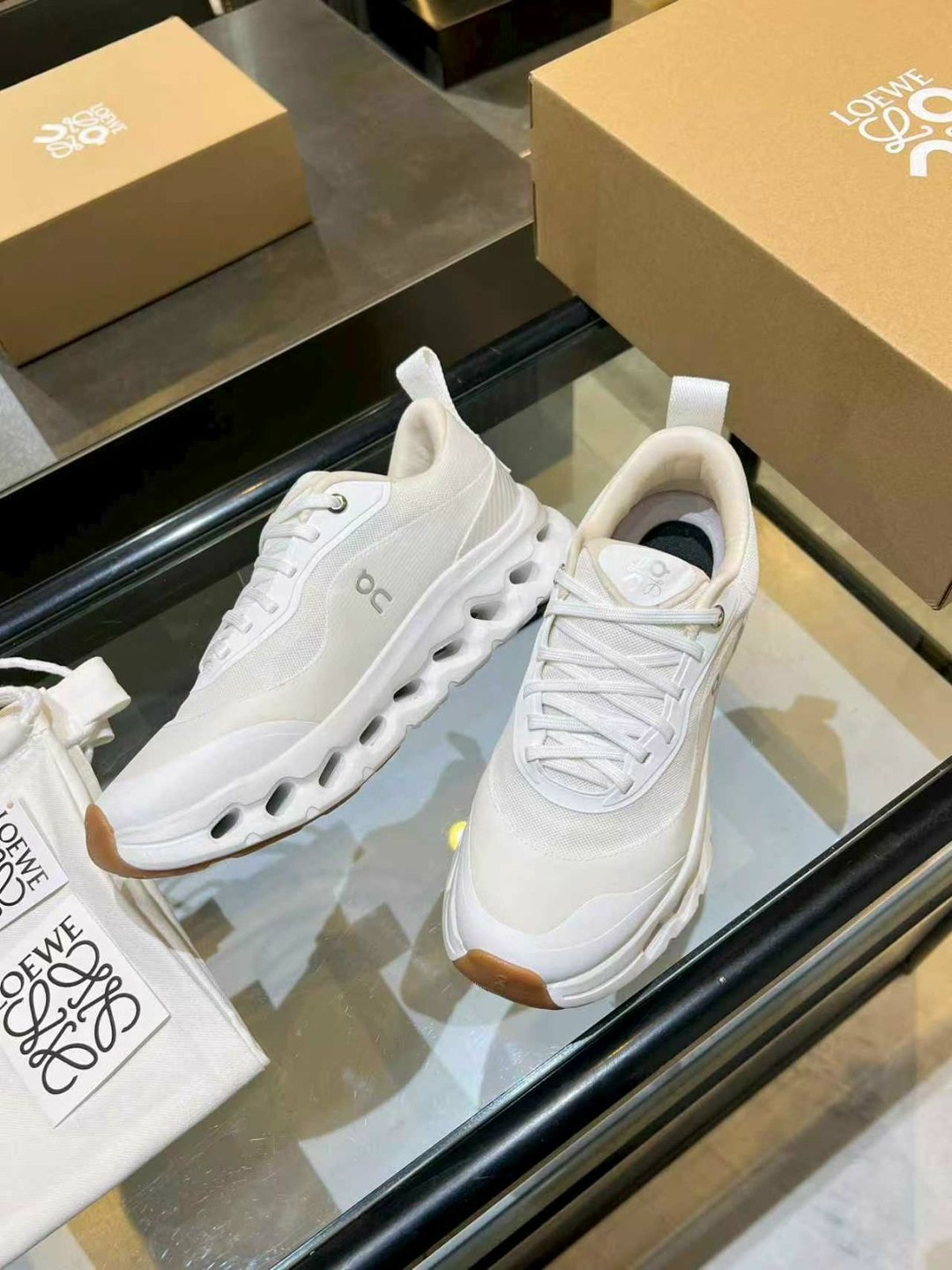 женские молочные кроссовки loewe x on cloudtilt,,кроссовки loewe,женские кроссовки,кроссовки мужские женские