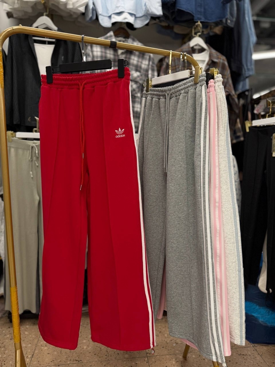 красные спортивные брюки adidas originals firebird,спортивные брюки adibreak pant adidas originals красный,брюки спортивные adidas originals,спортивные брюки adidas originals firebird loose красный,бр