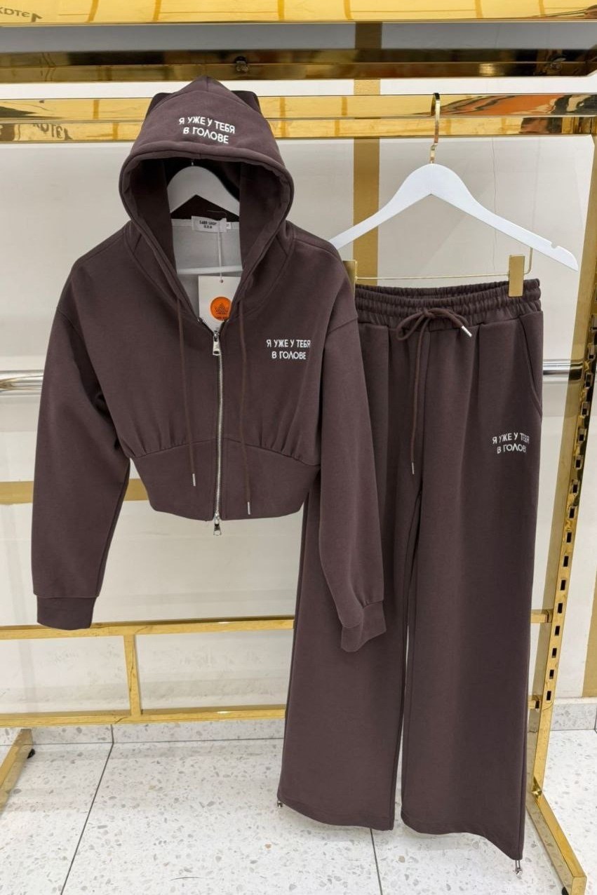 женский красный костюм miu miu,спортивный костюм женский,стильный костюм,женские костюмы,спортивный костюм miu miu женский