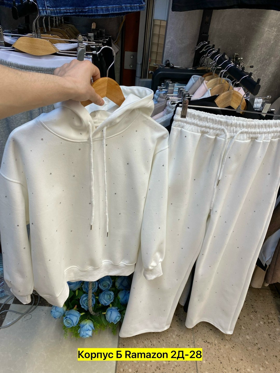 костюм со стразами,костюм спортивный в стразах,костюм женский со стразами,женский костюм,