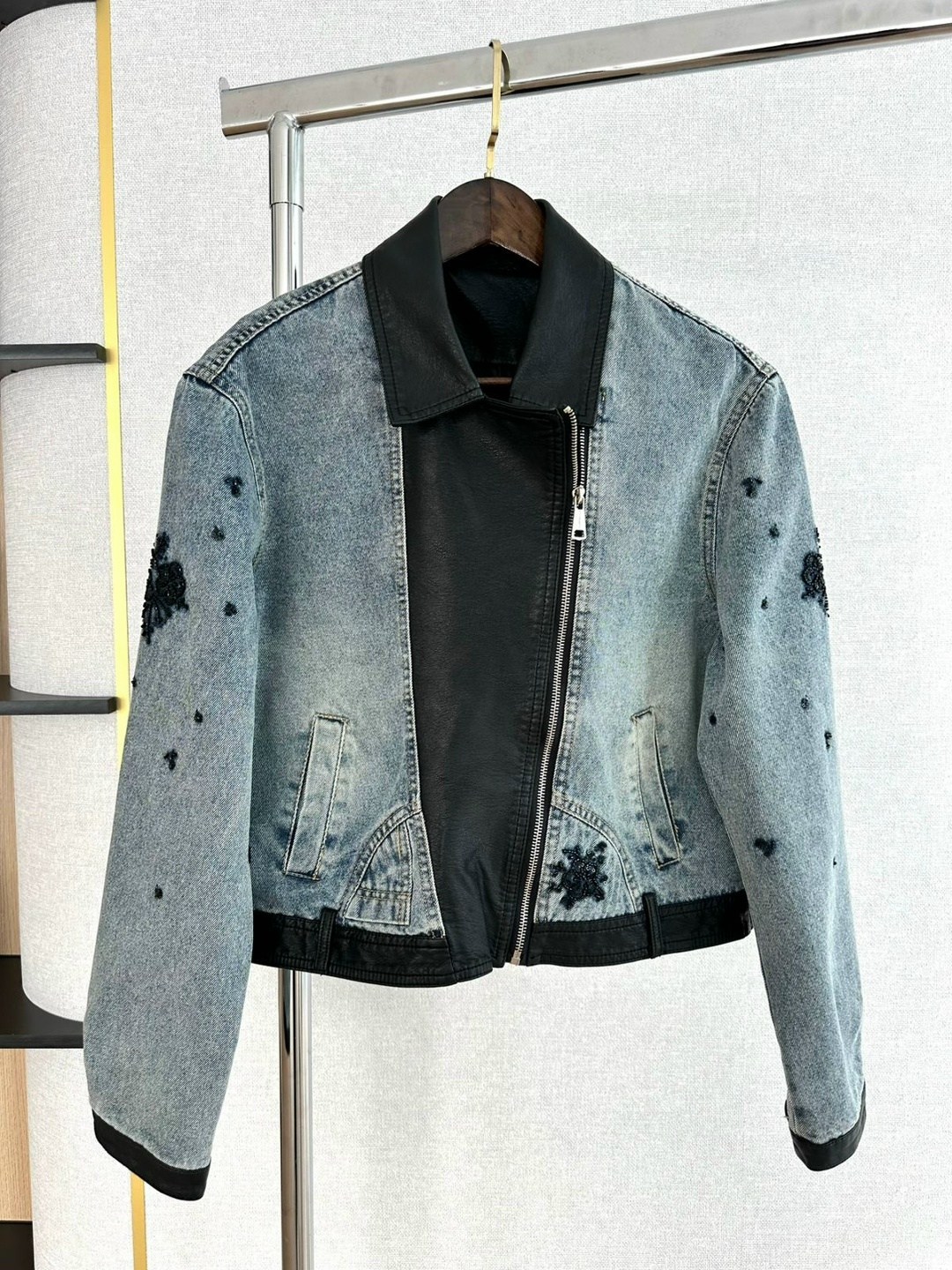 джинсовая куртка,куртка джинсовая женская,стильная куртка,куртка бомбер,куртка бомбер джинсовая