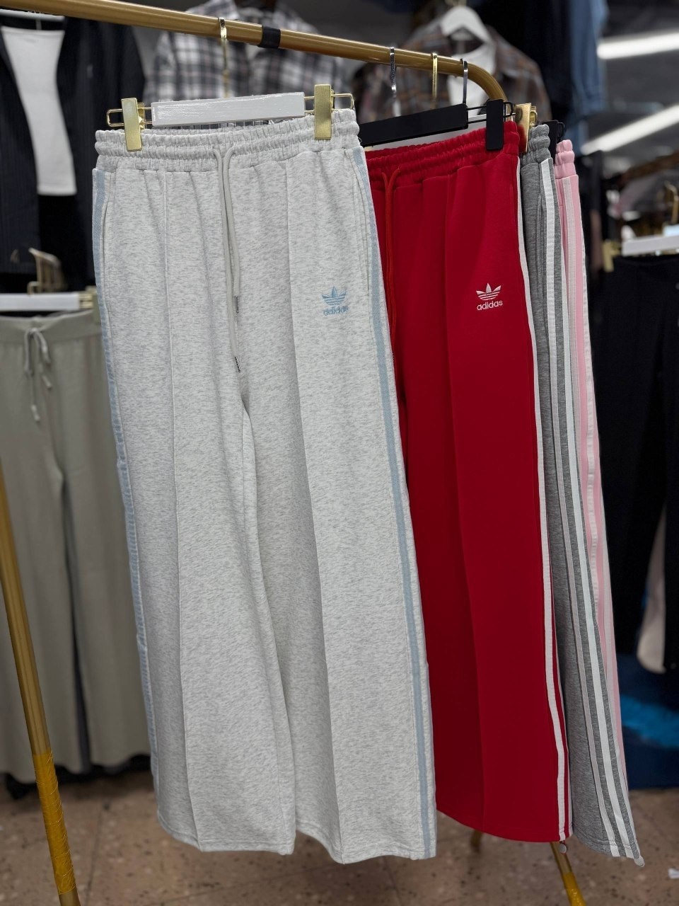 красные спортивные брюки adidas originals firebird,спортивные брюки adibreak pant adidas originals красный,брюки спортивные adidas originals,спортивные брюки adidas originals firebird loose красный,бр