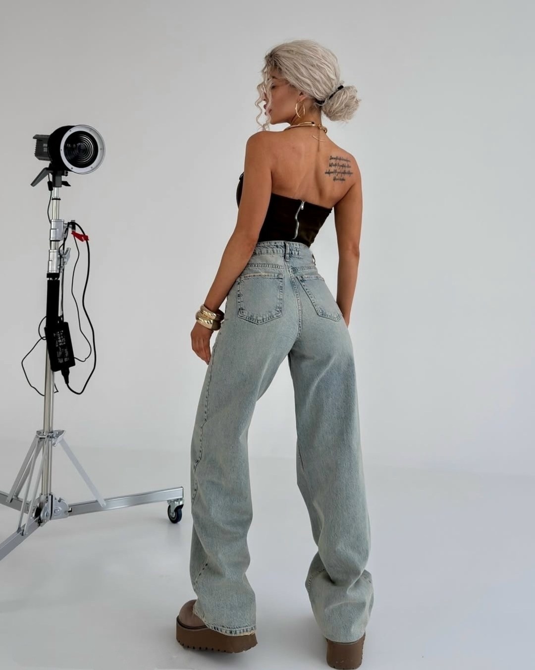 кроп топ,джинсы женские,джинсах,модные позы