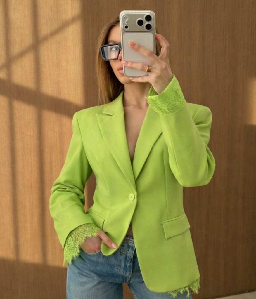 красный брючный костюм,мода модная,красный костюм,мода женская,женский красный брючный костюм