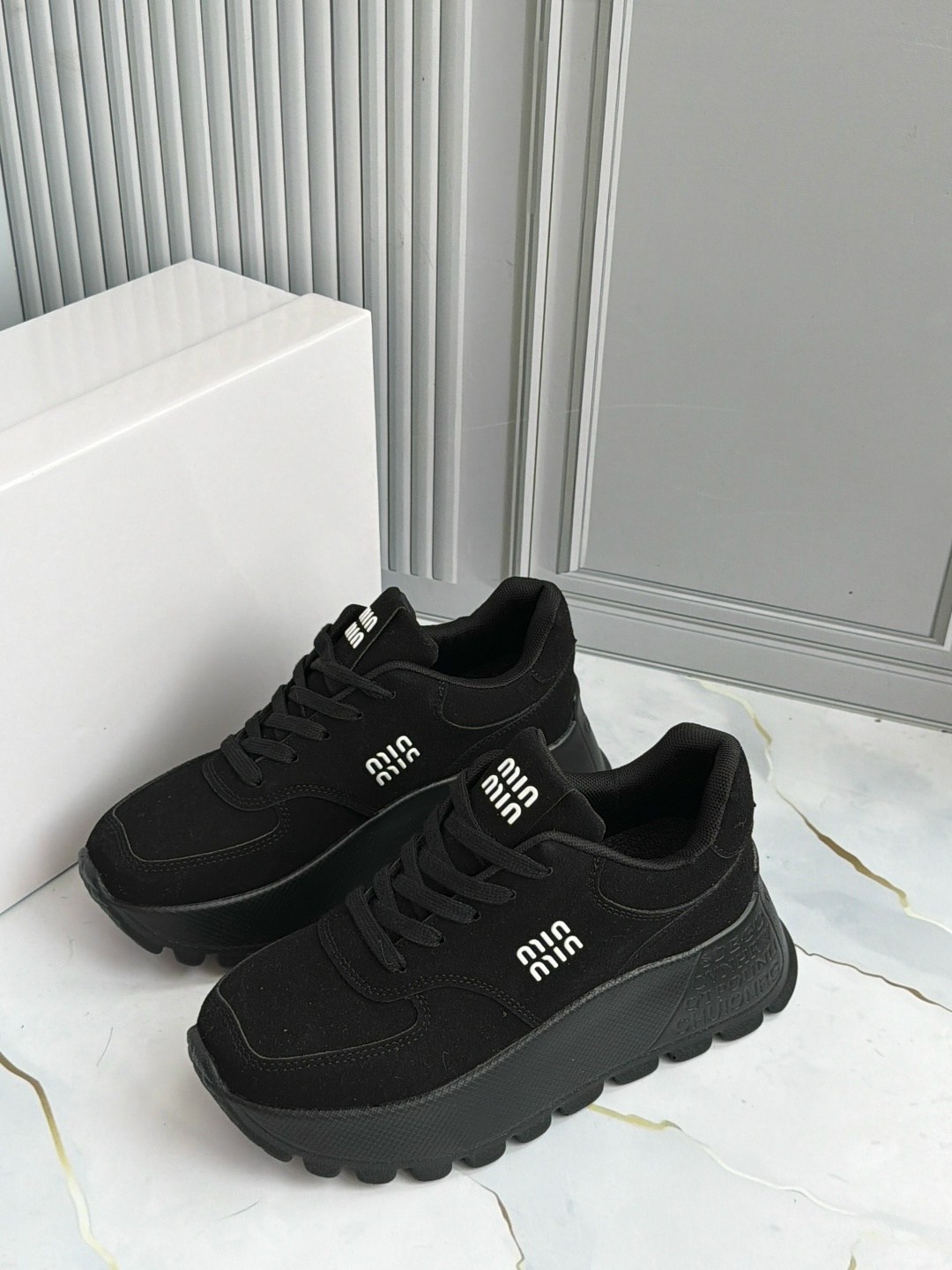 кроссовки женскиe,,кроссовки модные,кроссовки женские черные,кроссовки найк женские черные на белой подошве