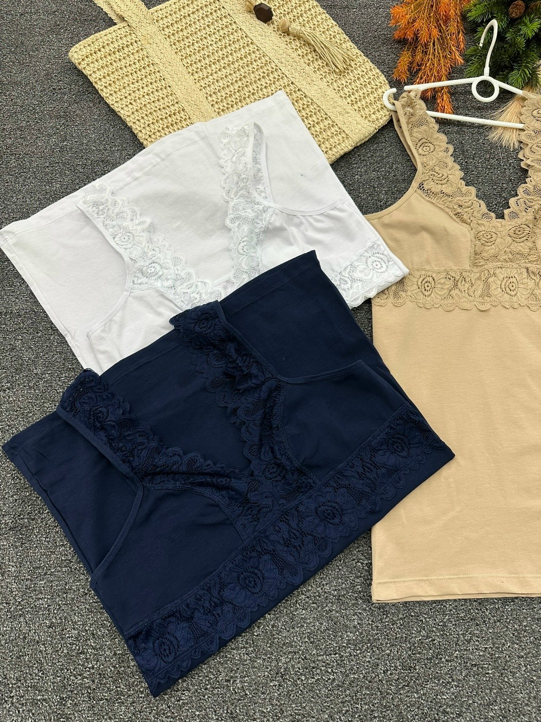 женская майка,майка с кружевами,женская майка с кружевными бретелями,майка бельевая женская с кружевами,женская майка с кружевом