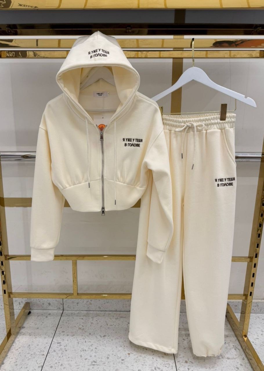 женский красный костюм miu miu,спортивный костюм женский,стильный костюм,женские костюмы,спортивный костюм miu miu женский