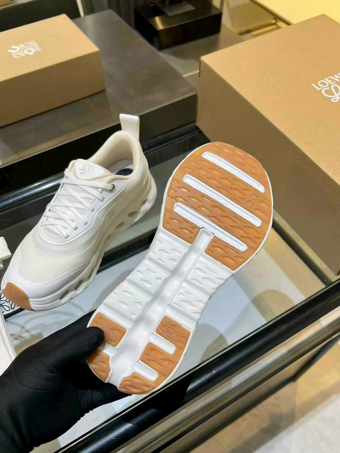 женские молочные кроссовки loewe x on cloudtilt,,кроссовки loewe,женские кроссовки,кроссовки мужские женские