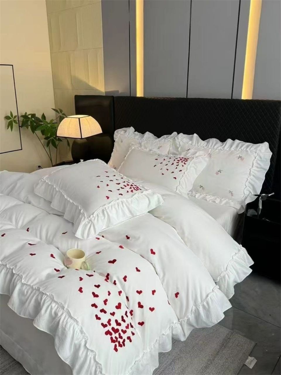 постельное белье с рюшами и вышивкой евро angelo custode,комплект постельного белья с вышивкой,комплект постельного белья с одеялом евро люкс сатин asabeua с клубничками и вышивкой,постельное белье 10