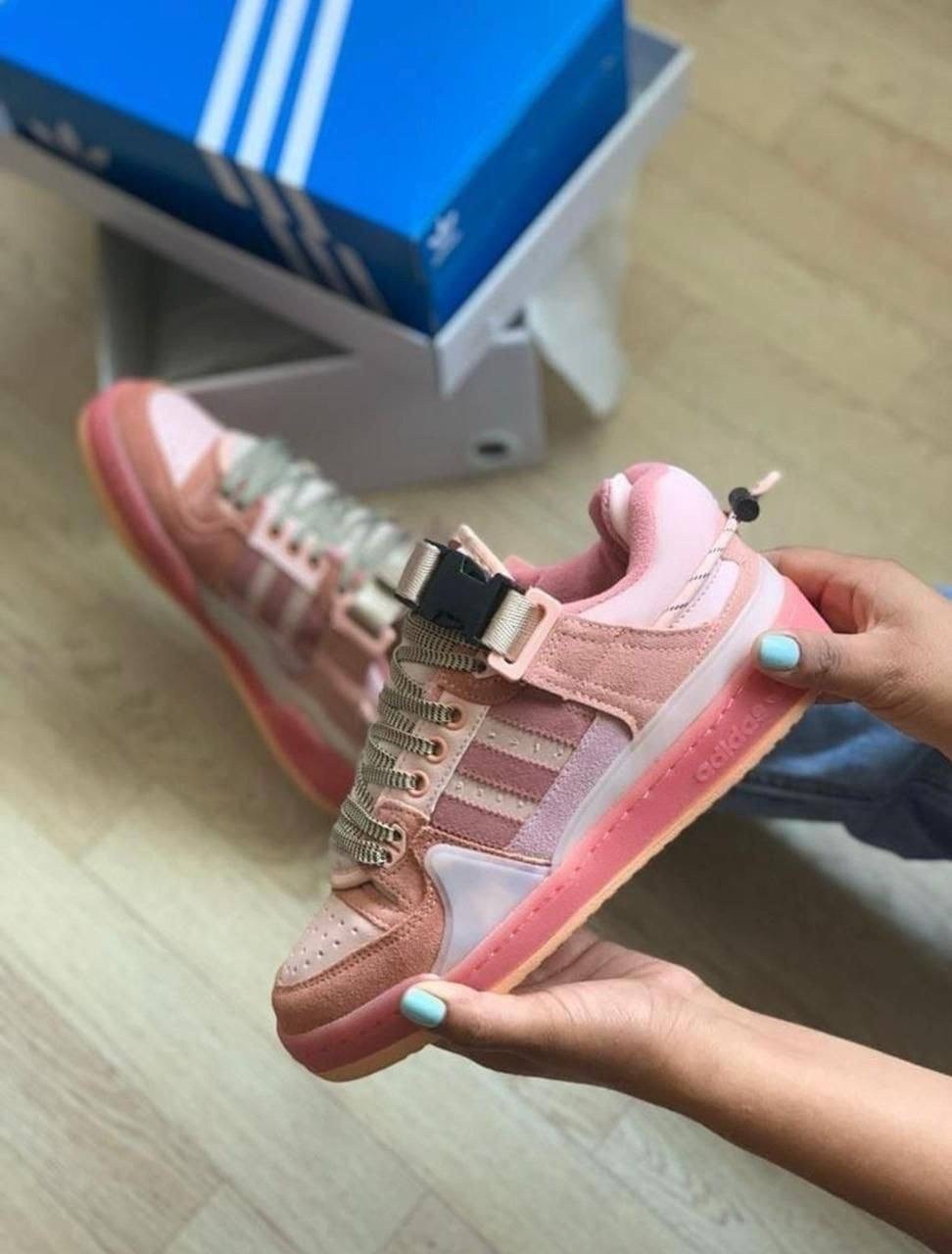 кроссовки адидас bad bunny,кроссовки bad bunny x adidas forum buckle low цвет розовый,кроссовки adidas,bad bunny x adidas forum buckle low,адидас кроссовки розовые