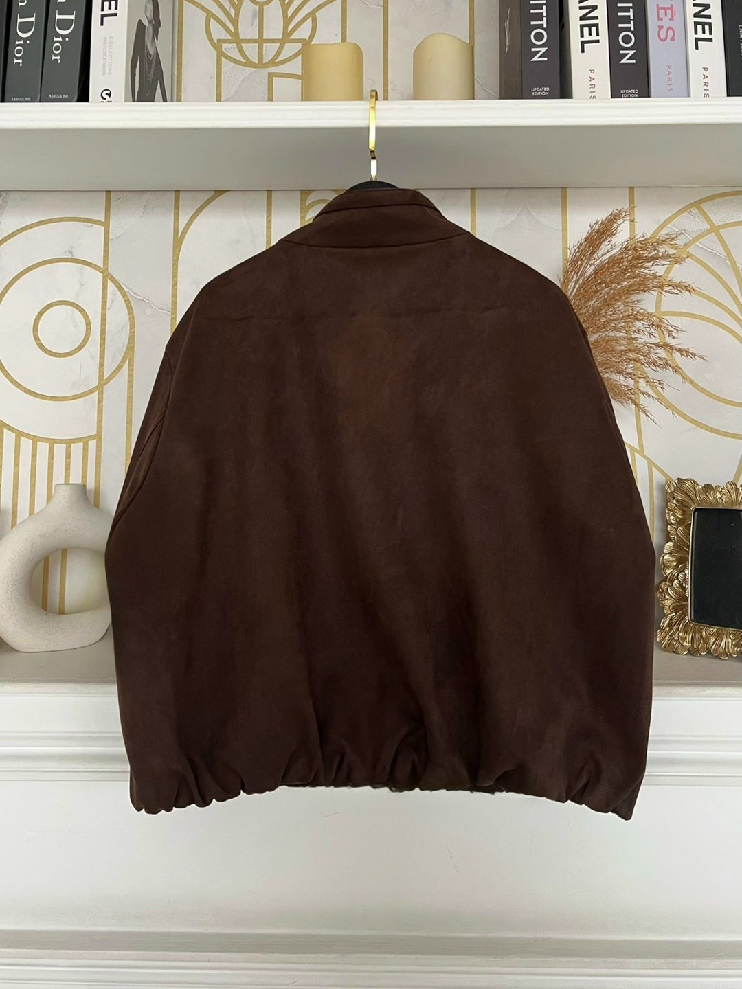 женская куртка бомбер из эко замши коричневого цвета,куртка бомбер,замшевый бомбер,замшевая куртка,рубашка вельветовая