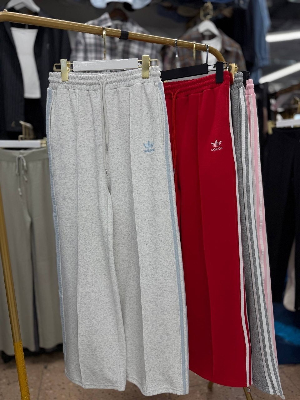 красные спортивные брюки adidas originals firebird,спортивные брюки adibreak pant adidas originals красный,брюки спортивные adidas originals,спортивные брюки adidas originals firebird loose красный,бр