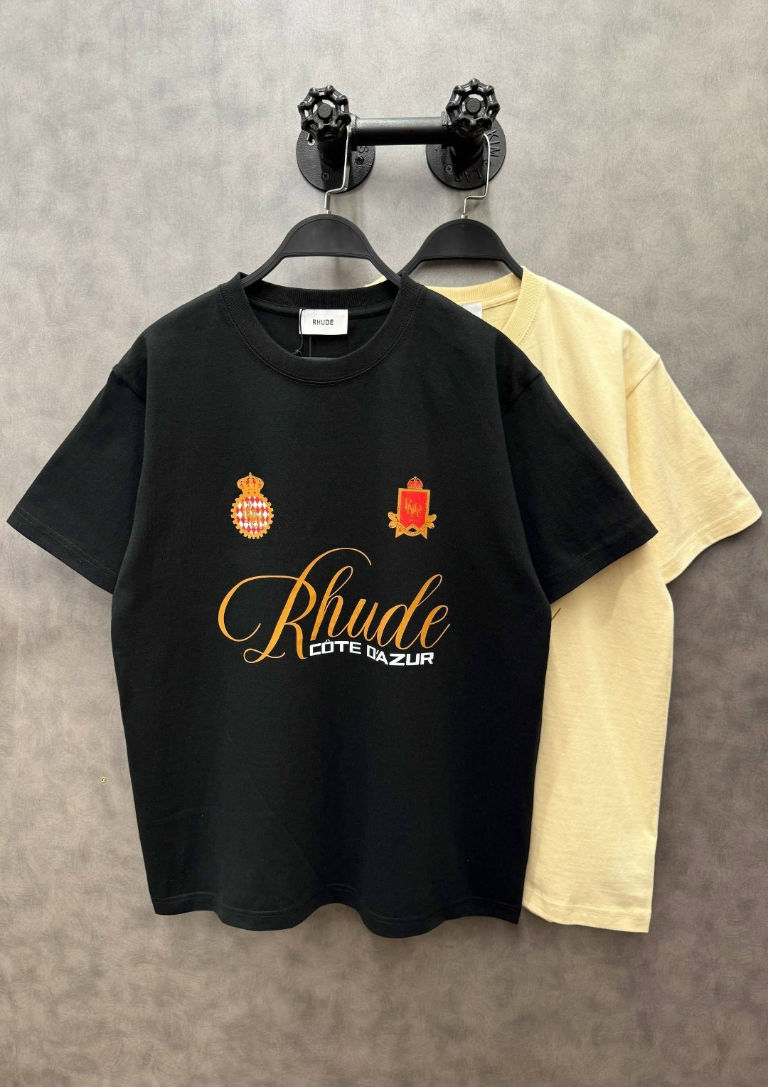 футболки с логотипами,футболка,чëрная футболка,футболка с надписями,мужская футболка