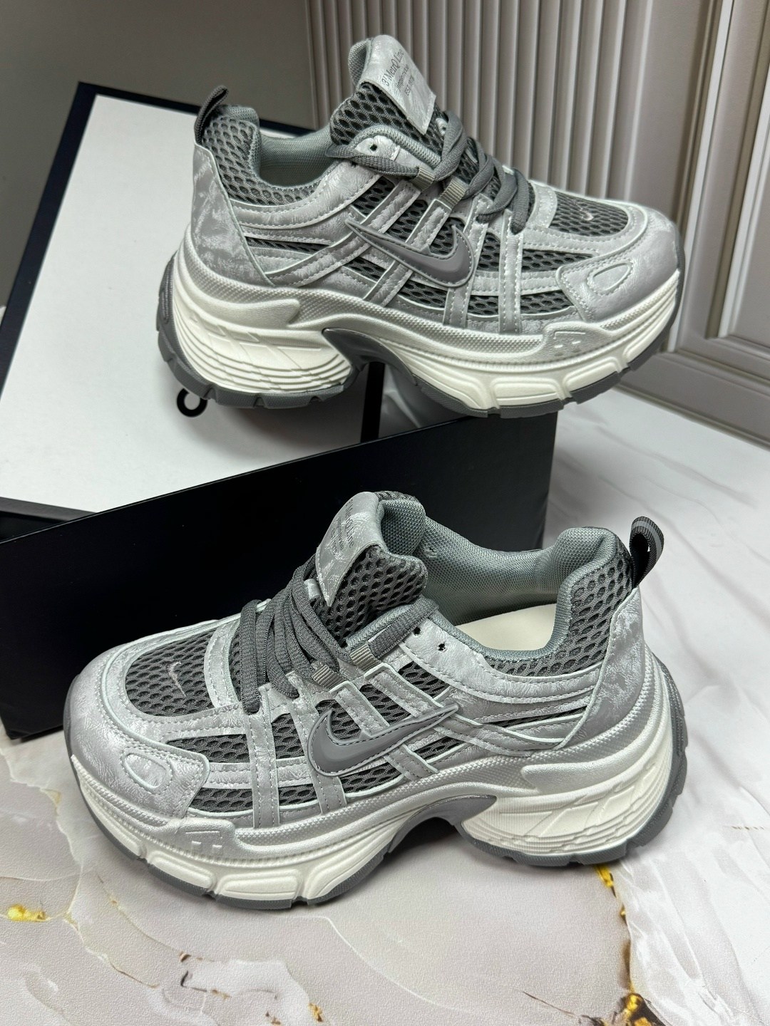 женские кроссовки balenciaga runner серебристые,кроссовки balenciaga,женские кроссовки balenciaga серебристые с черным,женские кроссовки,женские кроссовки balenciaga