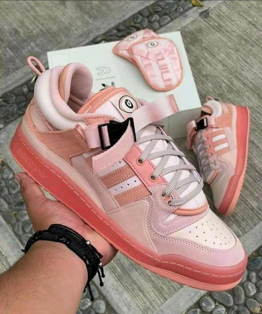 кроссовки адидас bad bunny,кроссовки bad bunny x adidas forum buckle low цвет розовый,кроссовки adidas,bad bunny x adidas forum buckle low,адидас кроссовки розовые