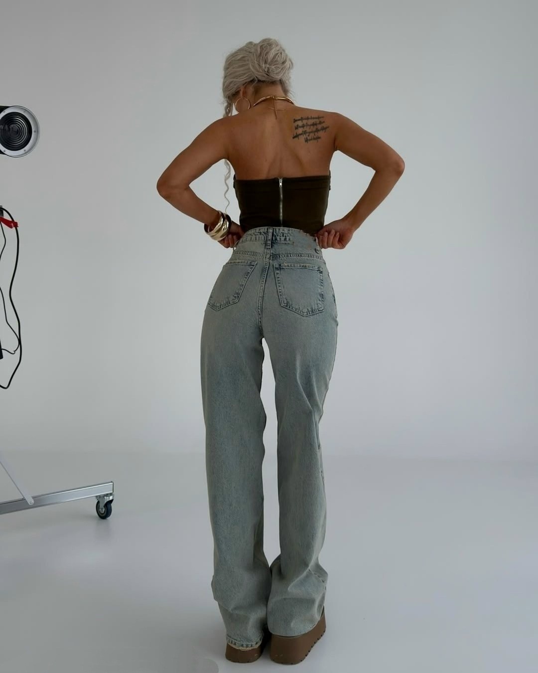 кроп топ,джинсы женские,джинсах,модные позы