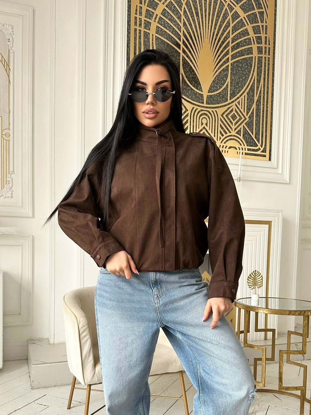 женская куртка бомбер из эко замши коричневого цвета,куртка бомбер,замшевый бомбер,замшевая куртка,рубашка вельветовая