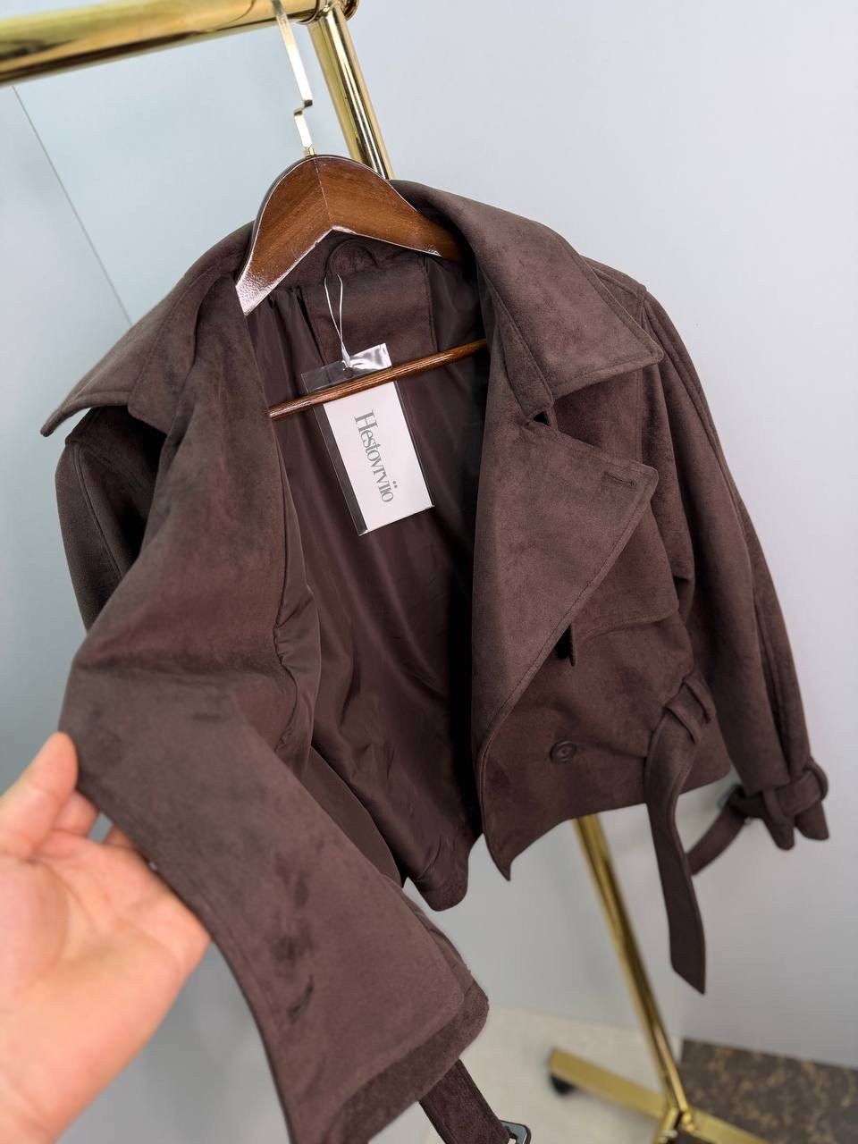 куртка косуха замшевая коричневая с поясом tadari,косуха кожаная куртка оверсайз saint shine,замшевая куртка,куртка замшевая женская,классическая коричневая замшевая женская куртка с поясом