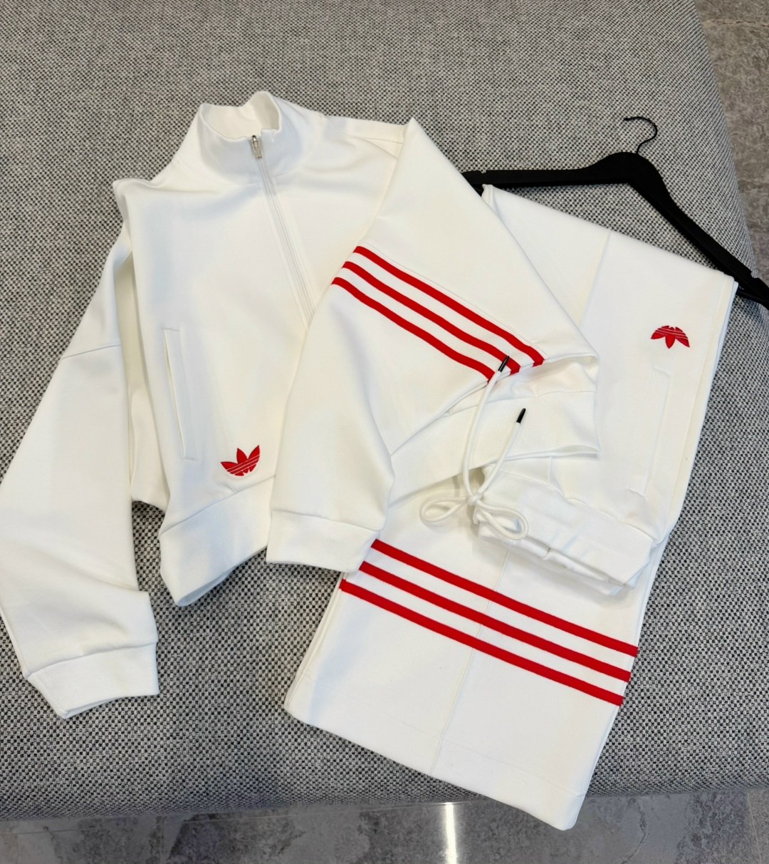 белый спортивный костюм в стиле celine,костюм спортивный женский,стильные костюмы,женский костюм,костюм спортивный