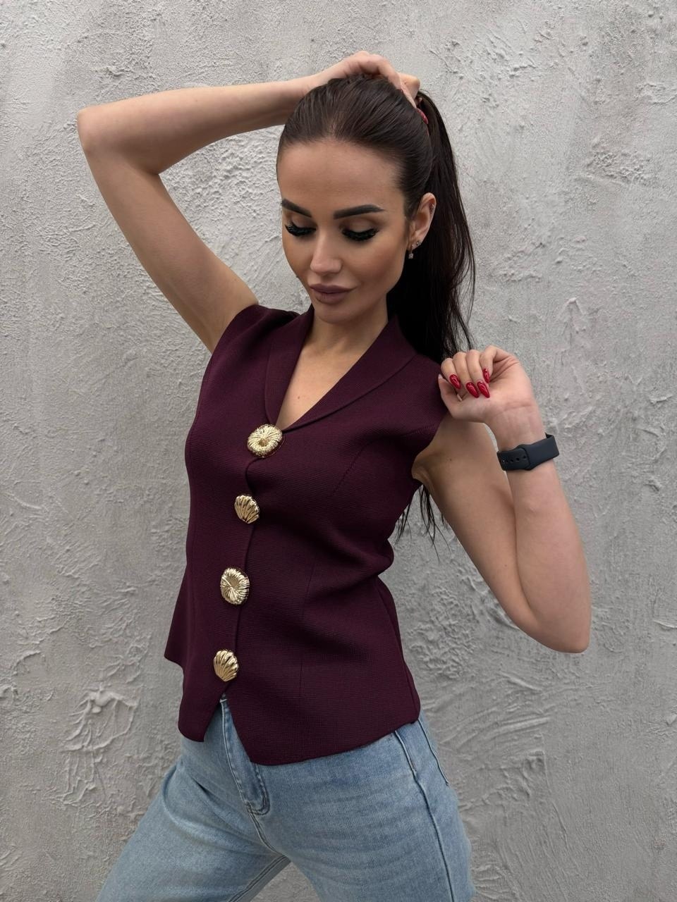 трикотажный жилет с золотыми пуговицами zara бордовый,жилет на пуговицах,женские жилеты,жилет,жилетка женская