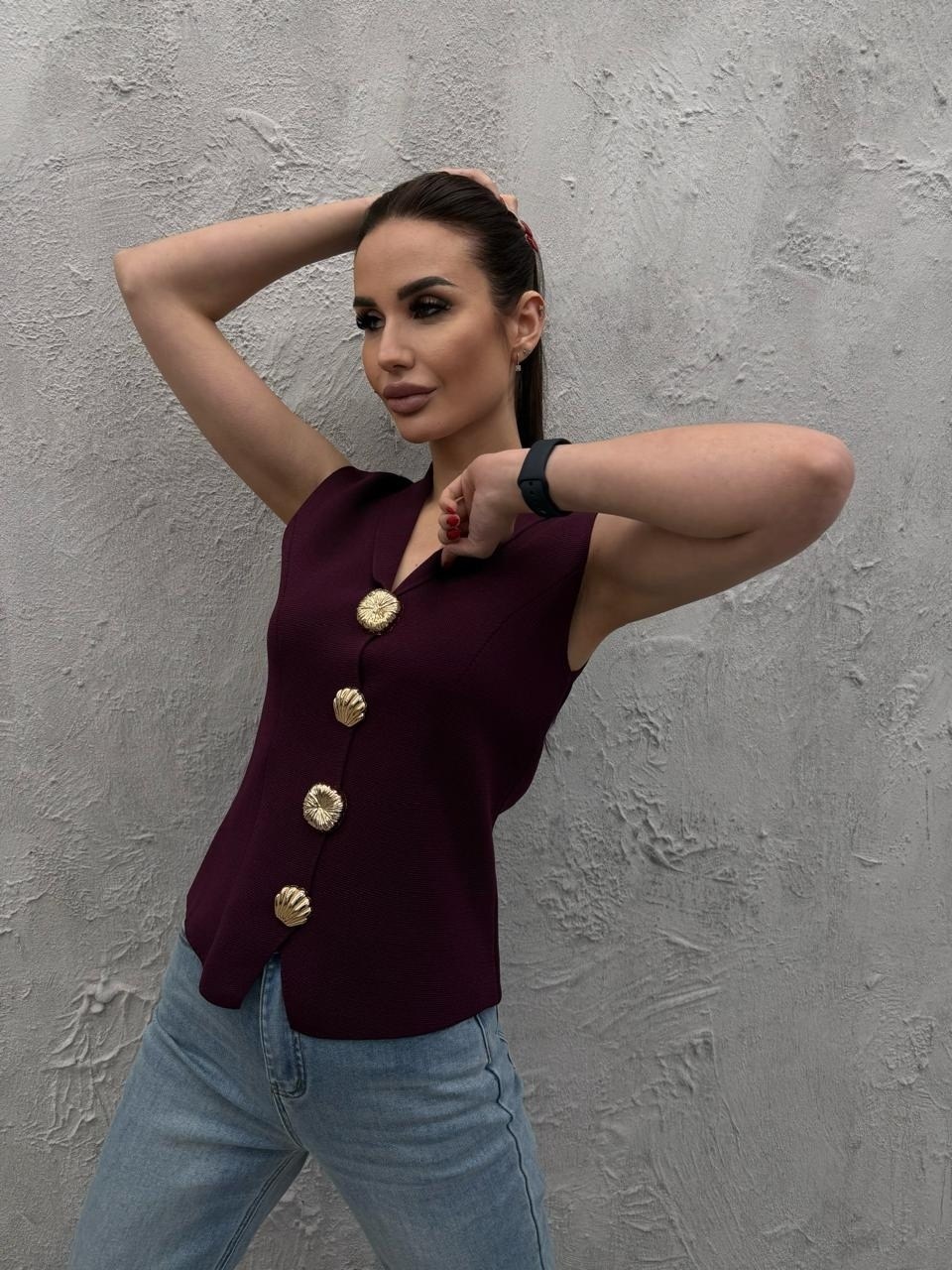 трикотажный жилет с золотыми пуговицами zara бордовый,жилет на пуговицах,женские жилеты,жилет,жилетка женская