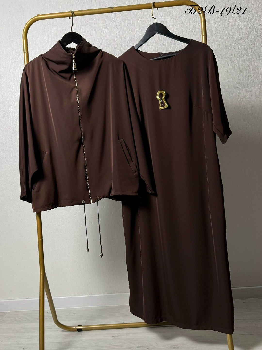 костюм с юбкой,трикотажные костюмы,женские костюмы с юбкой,женский костюм двойка,женщина в коричневом спортивном костюме