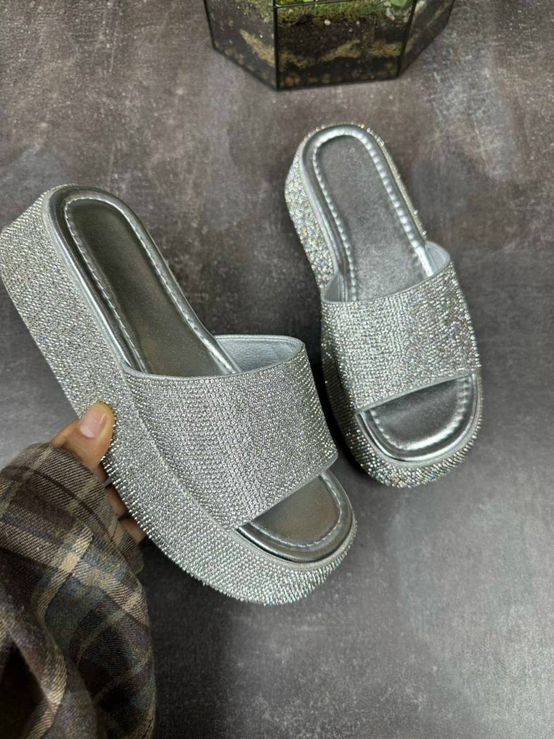 ,женские тапки,шлепанцы со стразами,шлепанцы блестящие,шлепки со стразами