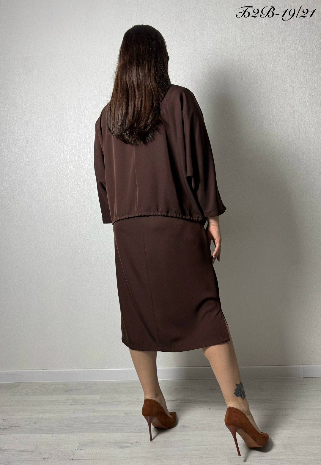 костюм с юбкой,трикотажные костюмы,женские костюмы с юбкой,женский костюм двойка,женщина в коричневом спортивном костюме