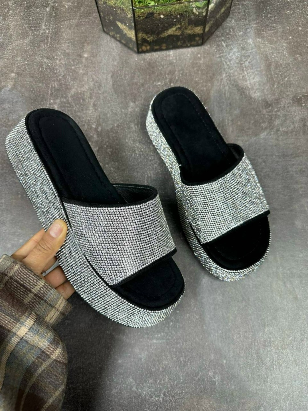 ,женские тапки,шлепанцы со стразами,шлепанцы блестящие,шлепки со стразами