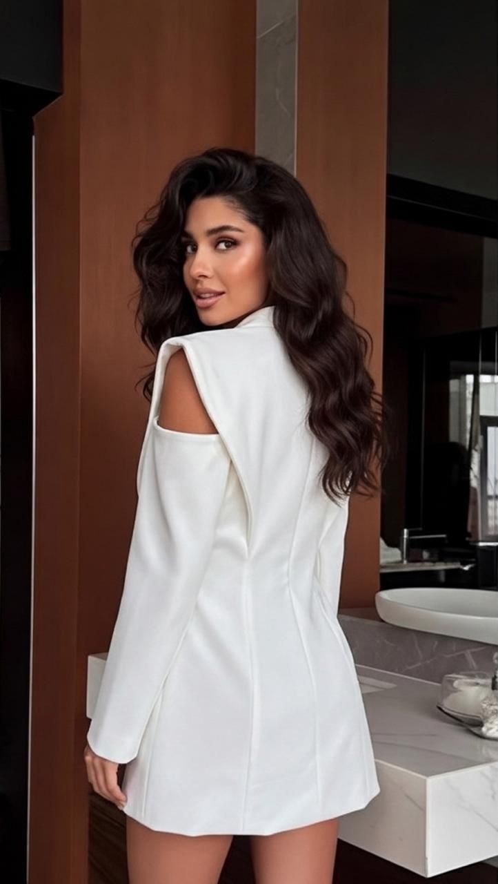 бордовое платье,платье модное,короткое платье,девушка,пальто бордового цвета