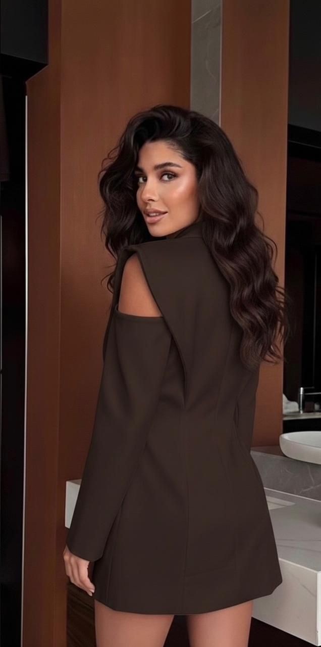 бордовое платье,платье модное,короткое платье,девушка,пальто бордового цвета