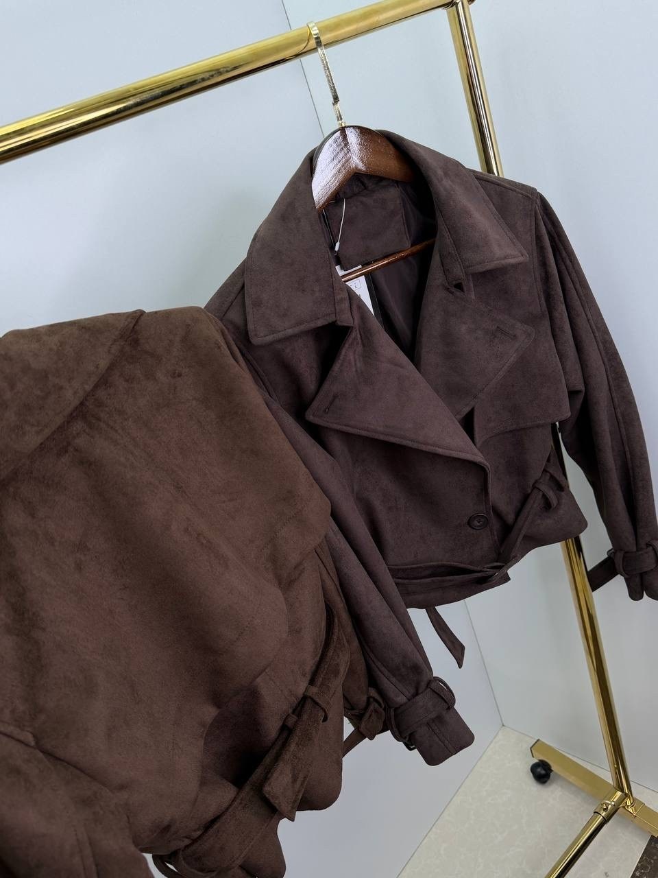 куртка косуха замшевая коричневая с поясом tadari,косуха кожаная куртка оверсайз saint shine,замшевая куртка,куртка замшевая женская,классическая коричневая замшевая женская куртка с поясом