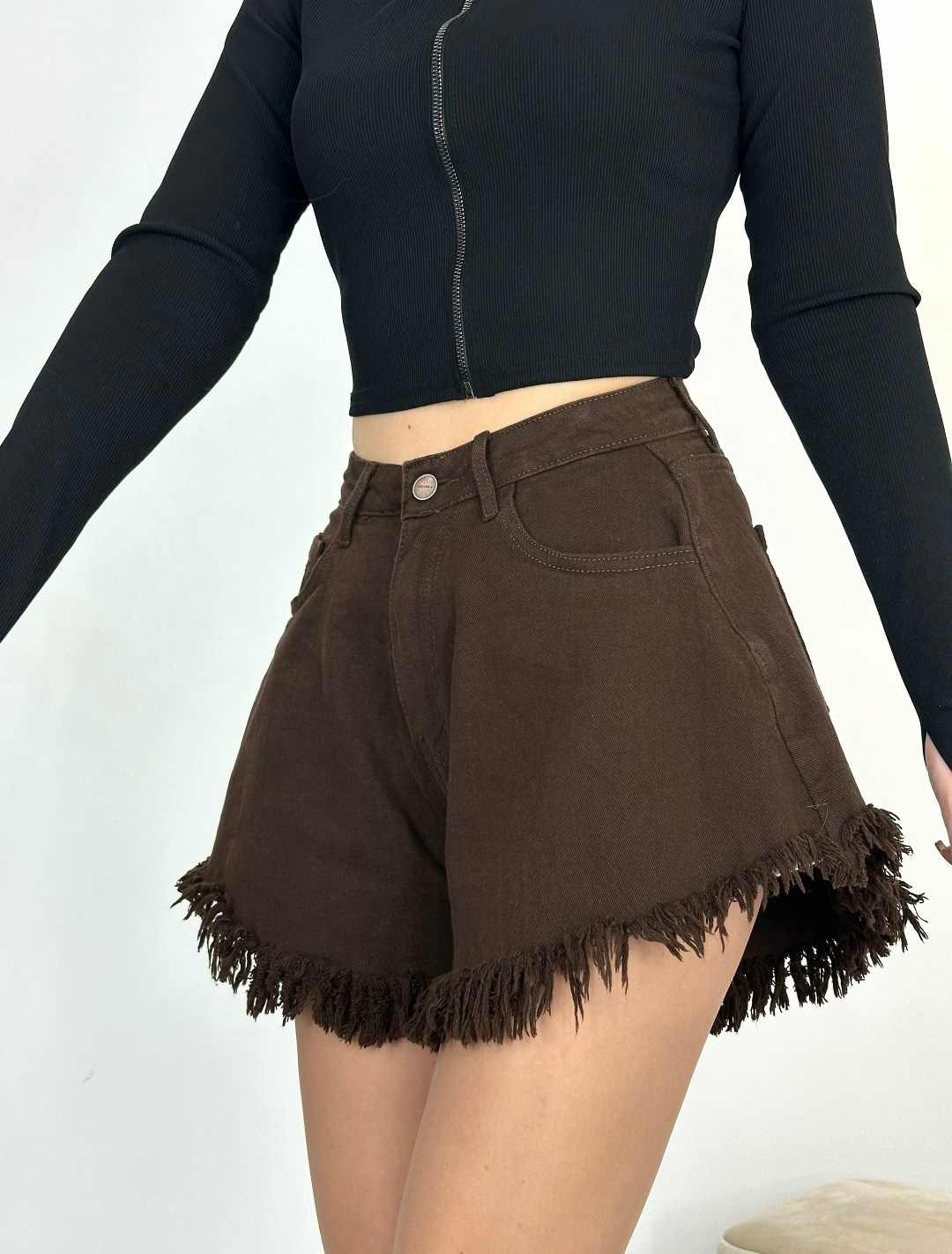 джинсовые шорты,женские шорты джинсовые,шорты женские,шорты черные джинсовые,джинсовые шорты с бахромой