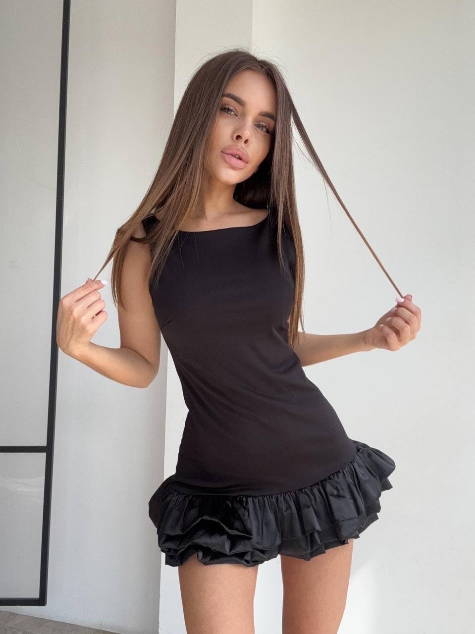 вырез платья,короткое платье,летнее платье,женское платье,короткое платье с воланом внизу