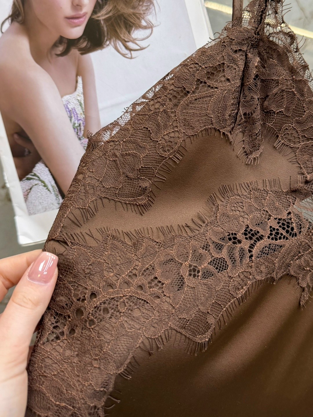 топ с кружевом,топ шелковый с кружевом,женский топ с кружевом,шелковый топ с кружевом в бельевом стиле,топ на бретелях с кружевом