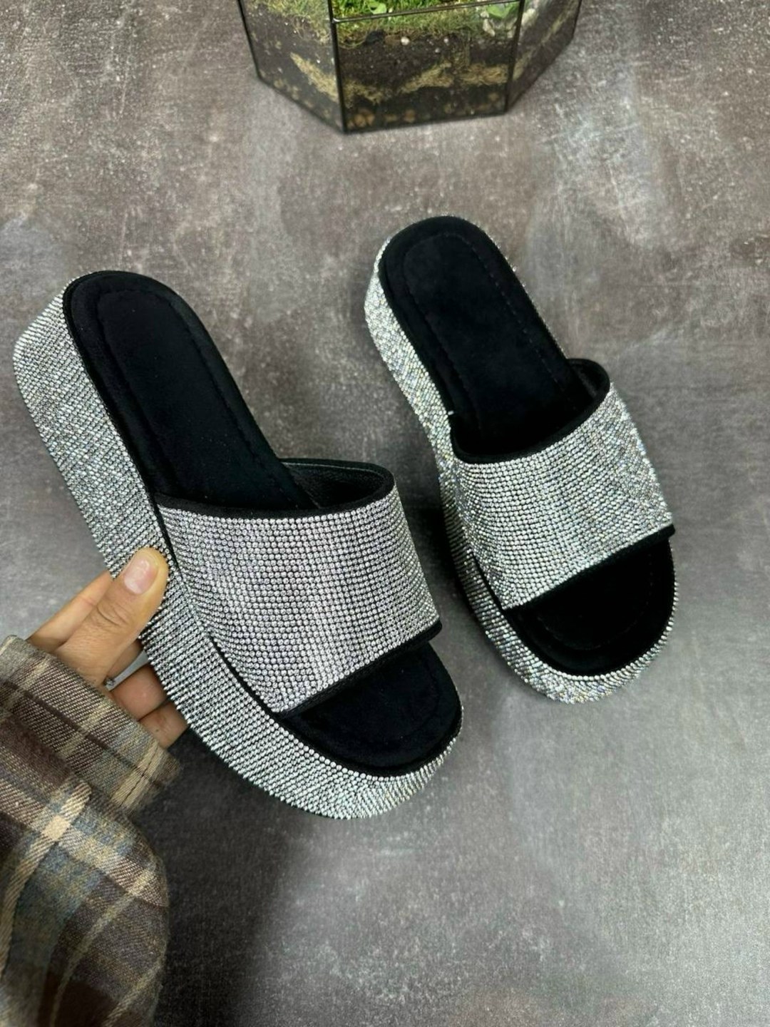 женские тапки,,шлепанцы женские,женские шлепанцы на платформе,шлепки со стразами